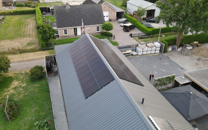 Zonnepanelen bedrijfshal te Tiendeveen